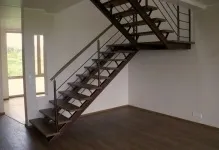 Сходи на металевих косоурах монтаж і фото, розрахунок онлайн, на одному дерев'яному, забіжні (сходи) Сходи на металевих косоурах монтаж і фото, розрахунок онлайн, на одному дерев'яному, забіжні