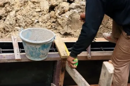Стрічковий фундамент своїми руками - розмітка, установка опалубки, армування, заливка