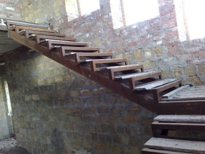 Сходи на металевих косоурах монтаж і фото, розрахунок онлайн, на одному дерев'яному, забіжні (металевих) Сходи на металевих косоурах монтаж і фото, розрахунок онлайн, на одному дерев'яному, забіжні