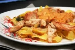 Макарони з курячим філе