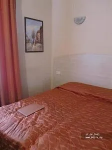 Мам, я хочу поїхати звідси в пітер (в) Мам, я хочу поїхати звідси в пітер