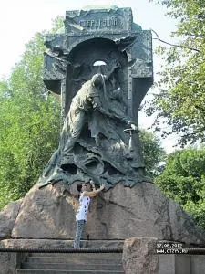 Мам, я хочу поїхати звідси в пітер (в) Мам, я хочу поїхати звідси в пітер