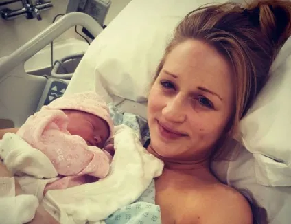 Мама вважала, що народила звичайну дівчинку, поки та не відкрила рот, заплакавши (мама) Мама вважала, що народила звичайну дівчинку, поки та не відкрила рот, заплакавши