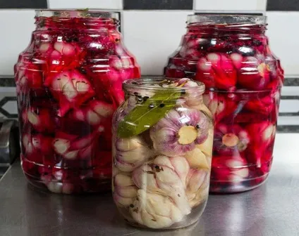Маринований часник з буряком, рецепти приготування цілих головок, часточок, відео (приготування) Маринований часник з буряком, рецепти приготування цілих головок, часточок, відео