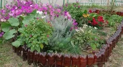 Клумби з пластикових пляшок як зробити якісно своїми руками (пляшок) Клумби з пластикових пляшок як зробити якісно своїми руками