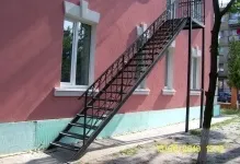 Металеві сходи на вулиці вулична на другий поверх з металу, залізні фото для дачі (вулиці) Металеві сходи на вулиці вулична на другий поверх з металу, залізні фото для дачі