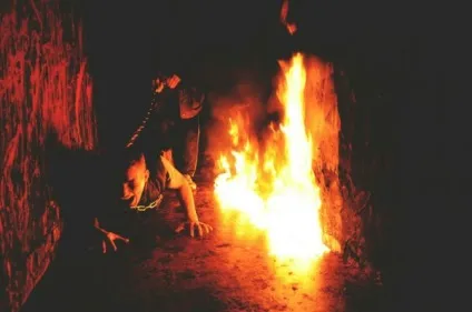 Мене почали бити молотком, кулаками і ногами ( «контакт відношенню акторів) Мене почали бити молотком, кулаками і ногами