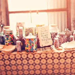 Модний тренд candy bar або солодкий стіл на весілля