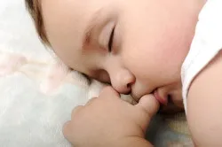 Чи можна перегодувати дитину грудним молоком з пляшечки що робити (відео)