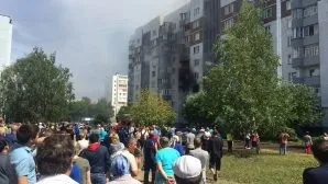 Неадекватний ростовчанин пошкодив дві припарковані у дворі машини, газета «daily» (дворі) Неадекватний ростовчанин пошкодив дві припарковані у дворі машини, газета «daily»
