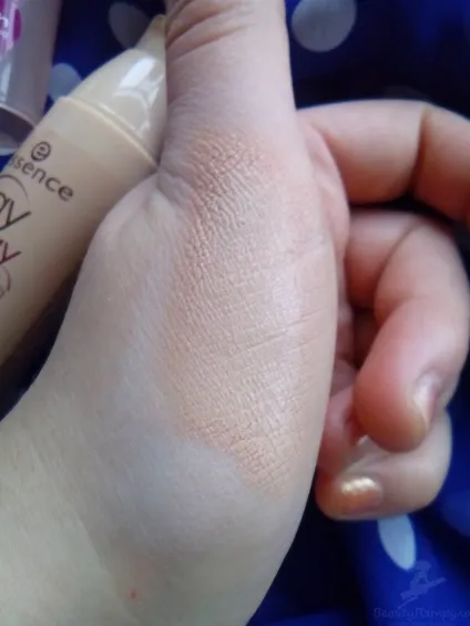 Оманливий нюд відгук про тональної основі essence stay all day 16h long-lasting make-up у відтінку 20 (основі) Оманливий нюд відгук про тональної основі essence stay all day 16h long-lasting make-up у відтінку 20