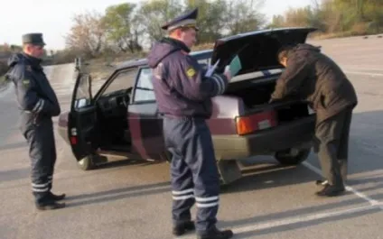 Чи зобов'язаний водій відкривати багажник (водій) Чи зобов'язаний водій відкривати багажник