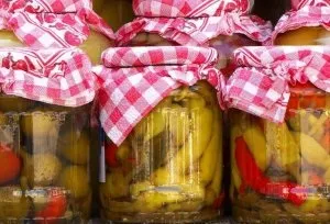 Оформляємо стильно банки з заготовками (можна) Оформляємо стильно банки з заготовками