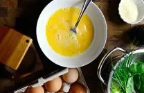 Омлет з сиром - рецепт на сковороді покроковий