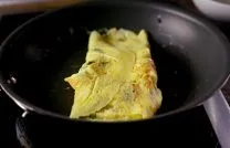 Омлет з сиром - рецепт на сковороді покроковий
