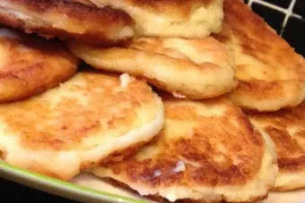 Оладки на кислому молоці - покрокові рецепти (оладки на кисле молоко пишний інгредієнт спосіб приготування рецепт без яєць дріжджі) Оладки на кислому молоці - покрокові рецепти