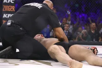 Опубліковано відео нокауту емельяненко в поєдинку з мітріоном (Віталій Мінаков зазначив) Опубліковано відео нокауту емельяненко в поєдинку з мітріоном