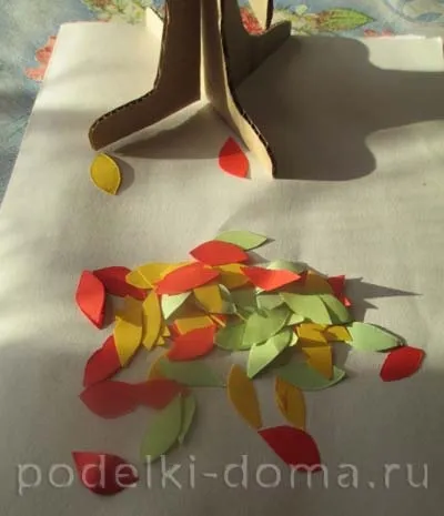 Осіннє дерево з паперу та картону (паперу) Осіннє дерево з паперу та картону