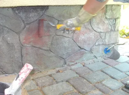 Оздоблення цоколя з імітацією природного каменю (шару Відро стоїть) Оздоблення цоколя з імітацією природного каменю