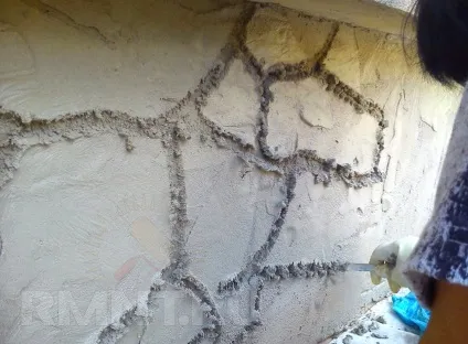 Оздоблення цоколя з імітацією природного каменю (шару Відро стоїть) Оздоблення цоколя з імітацією природного каменю