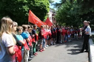 Піонери - звучить гордо! Піонери - це круто! Піонери - це клас! Піонери - за донбас, вперед (вперед) Піонери - звучить гордо! Піонери - це круто! Піонери - це клас! Піонери - за донбас, вперед