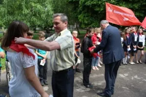 Піонери - звучить гордо! Піонери - це круто! Піонери - це клас! Піонери - за донбас, вперед (гордо) Піонери - звучить гордо! Піонери - це круто! Піонери - це клас! Піонери - за донбас, вперед