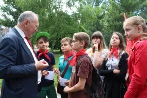 Піонери - звучить гордо! Піонери - це круто! Піонери - це клас! Піонери - за донбас, вперед (піонери) Піонери - звучить гордо! Піонери - це круто! Піонери - це клас! Піонери - за донбас, вперед