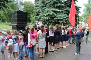 Піонери - звучить гордо! Піонери - це круто! Піонери - це клас! Піонери - за донбас, вперед (гордо) Піонери - звучить гордо! Піонери - це круто! Піонери - це клас! Піонери - за донбас, вперед