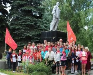 Піонери - звучить гордо! Піонери - це круто! Піонери - це клас! Піонери - за донбас, вперед (піонери) Піонери - звучить гордо! Піонери - це круто! Піонери - це клас! Піонери - за донбас, вперед
