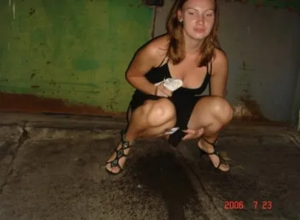 Пісяючі дівчата фото
