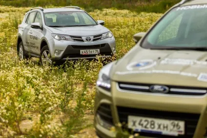 Одного чи поля ягоди зіштовхуємо лобами toyota rav 4 і ford kuga (toyota) Одного чи поля ягоди зіштовхуємо лобами toyota rav 4 і ford kuga