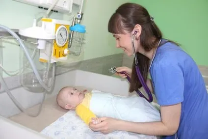 Чому дитина постійно тре очі, які причини і способи позбавлення від симптому
