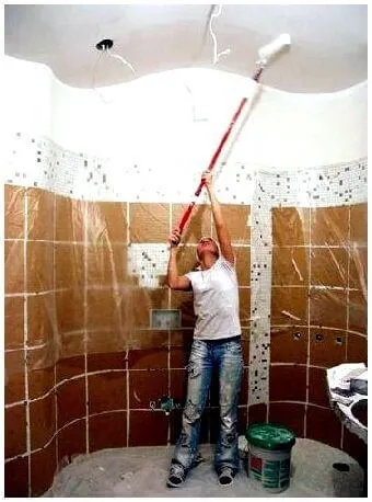 Фарбування стелі у ванній кімнаті