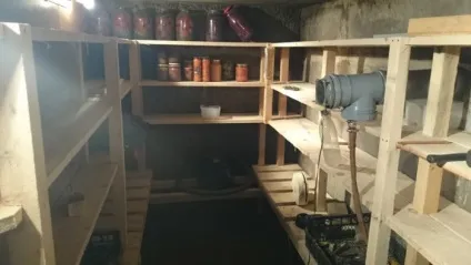 Полиці в погребі