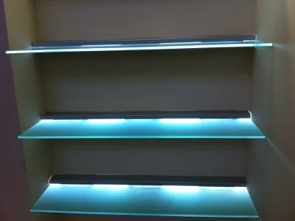 Полиці з підсвіткою світлодіодна для шафи-купе, скляні всередині меблів, світильник при відкритті (полки) Полиці з підсвіткою світлодіодна для шафи-купе, скляні всередині меблів, світильник при відкритті