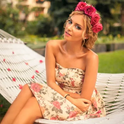 Зачіска під плаття під коротке і під довга сукня в підлогу з фото (плаття) Зачіска під плаття під коротке і під довга сукня в підлогу з фото