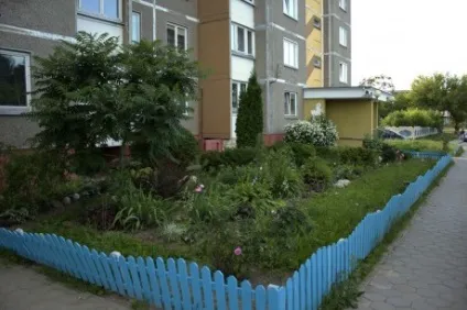 Приклад оформлення садка біля під'їзду