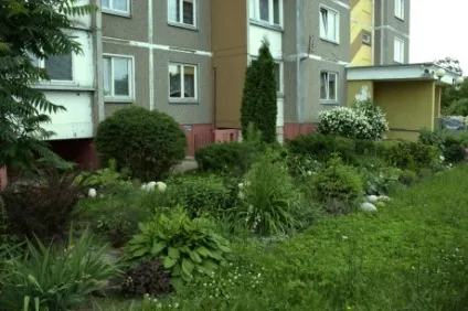 Приклад оформлення садка біля під'їзду
