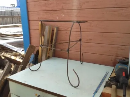 Проста підставка для вазона