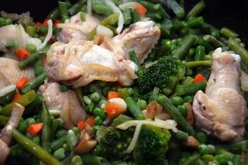 Рагу з куркою, печерицями, овочами і зеленню (куркою грибами овочами) Рагу з куркою, печерицями, овочами і зеленню