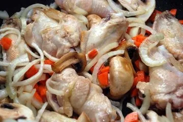Рагу з куркою, печерицями, овочами і зеленню (овочами) Рагу з куркою, печерицями, овочами і зеленню
