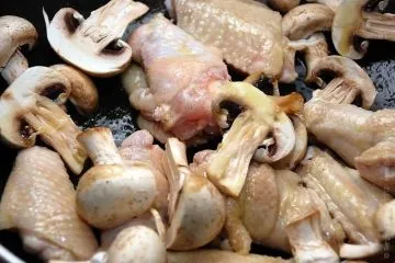 Рагу з куркою, печерицями, овочами і зеленню (куркою) Рагу з куркою, печерицями, овочами і зеленню