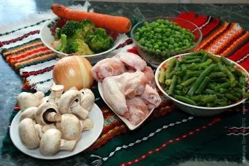 Рагу з куркою, печерицями, овочами і зеленню (овочами) Рагу з куркою, печерицями, овочами і зеленню