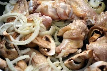 Рагу з куркою, печерицями, овочами і зеленню (куркою грибами овочами) Рагу з куркою, печерицями, овочами і зеленню