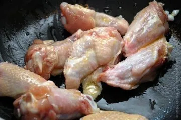Рагу з куркою, печерицями, овочами і зеленню (куркою) Рагу з куркою, печерицями, овочами і зеленню
