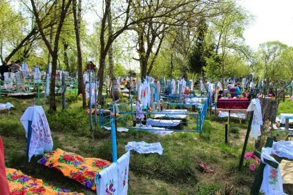 Радоница або радуниця як правильно
