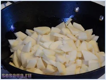 Рецепт тушкованої капусти з картоплею і сосисками, для дому, для сім'ї (картоплею) Рецепт тушкованої капусти з картоплею і сосисками, для дому, для сім'ї