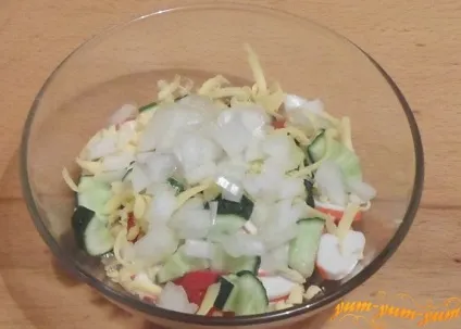 Рецепт салату з крабовими паличками, помідорами і огірками (огірками) Рецепт салату з крабовими паличками, помідорами і огірками