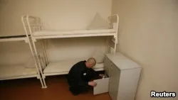 Родичі ув'язнених скаржаться на знущання у в'язниці (знущання) Родичі ув'язнених скаржаться на знущання у в'язниці