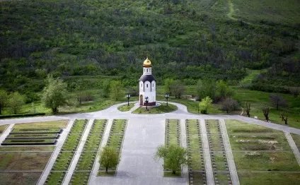 Батьківщина-мати погляд зсередини (скульптури «Батьківщина-мати кличе») Батьківщина-мати погляд зсередини